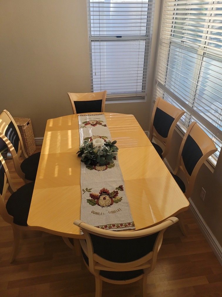 Beautiful Dining Room Table And 6 Chairs