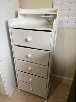5 Drawer Dresser w Charging Station / Gabetero de 5 Gabetas con Puertos de Carga