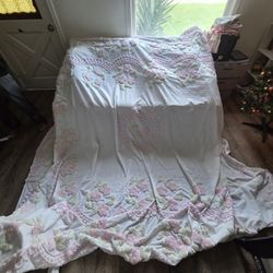 "Bloomfeild Collection" Large Bed Spread King Sizd By Better Trends. 