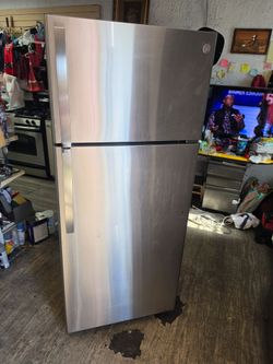 GE refrigerator 67x28x28