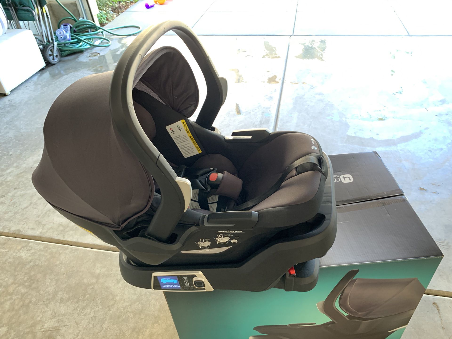 4moms self-installing car seat