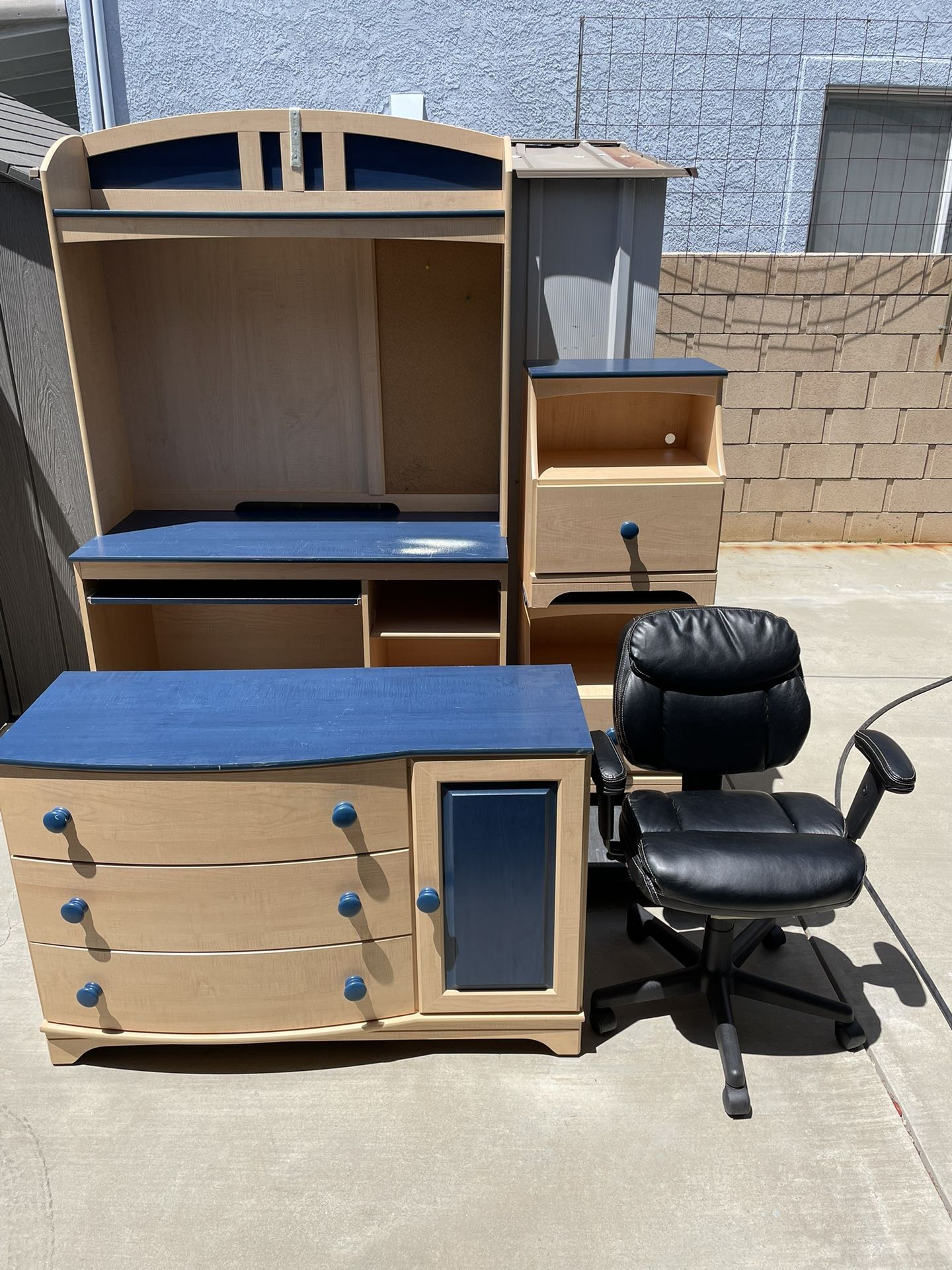 Kid/Teen Bedroom Set; Desk w/Hutch , Dresser, Chair, Nightstands