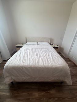 Queen bed with adjustable base