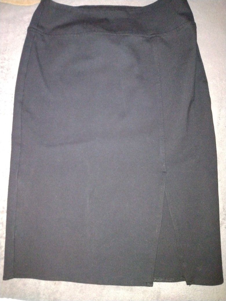Worthington Stretch Pencil Skirt With 10 Inch Split In Front. Size Medium.