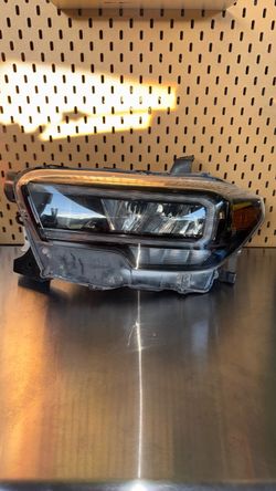 Toyota Tacoma 16-21 OEM light Driver side💡