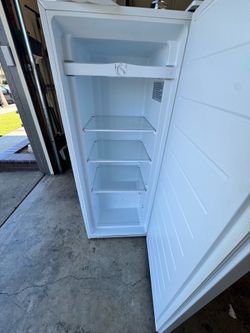 Insignia stand up freezer