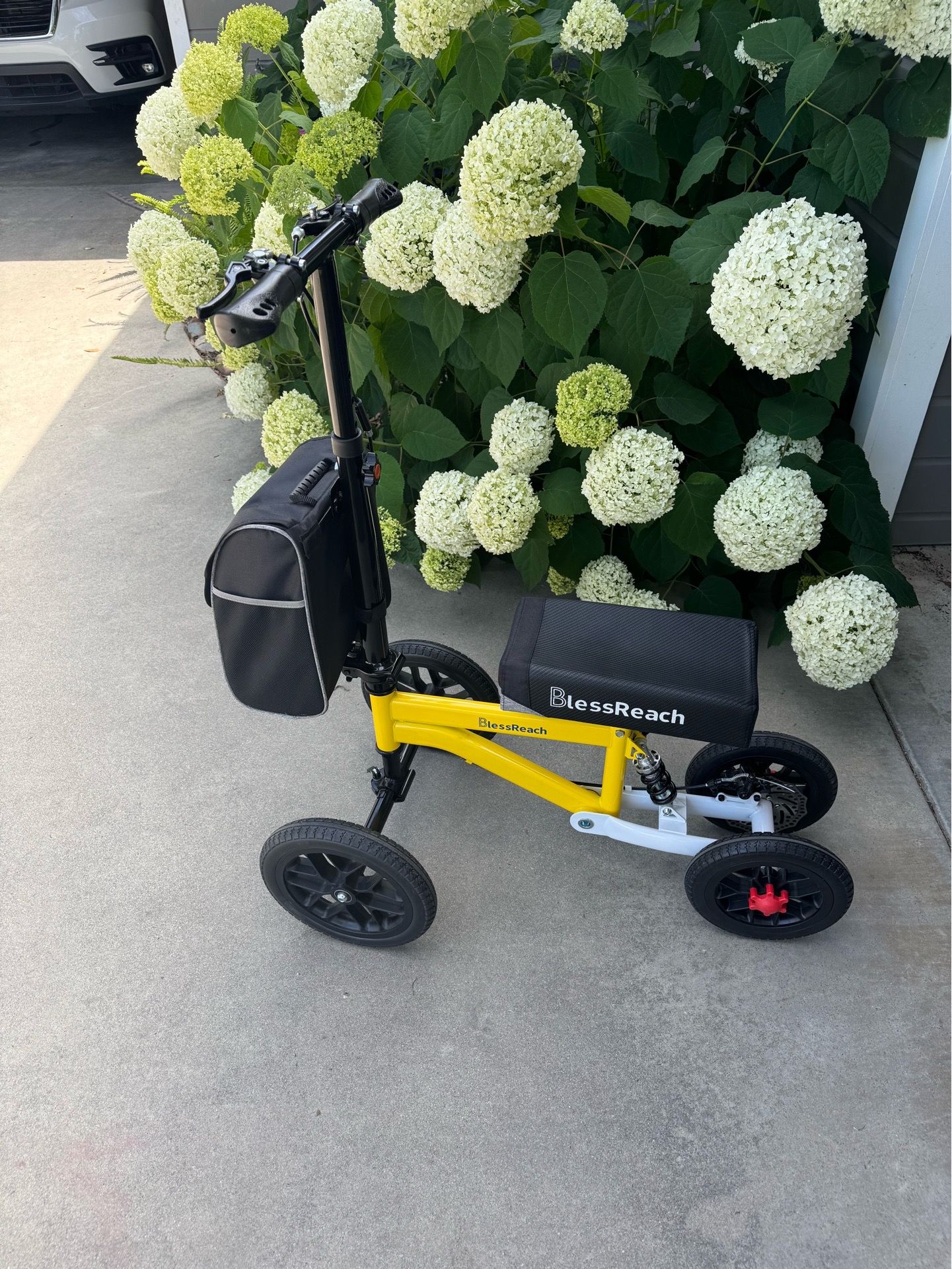 Foldable knee scooter
