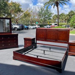 BEAUTIFUL SET KING SOLID WOOD / DRESSER W MIRROR & TWO NIGHTSTAND - BY LIFESTYLE SOLUTIONS - EXCELLENT CONDITION - Delivery Available