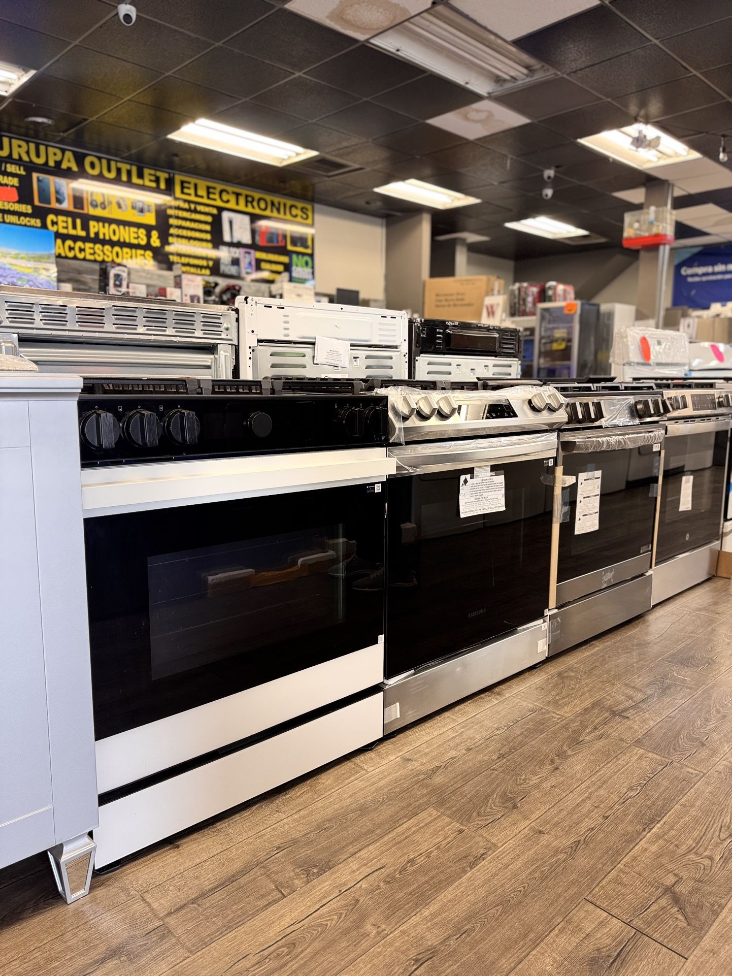 Gas & Electric Stoves (Take It Home In Payments/ llévatelo a casa en pagos)