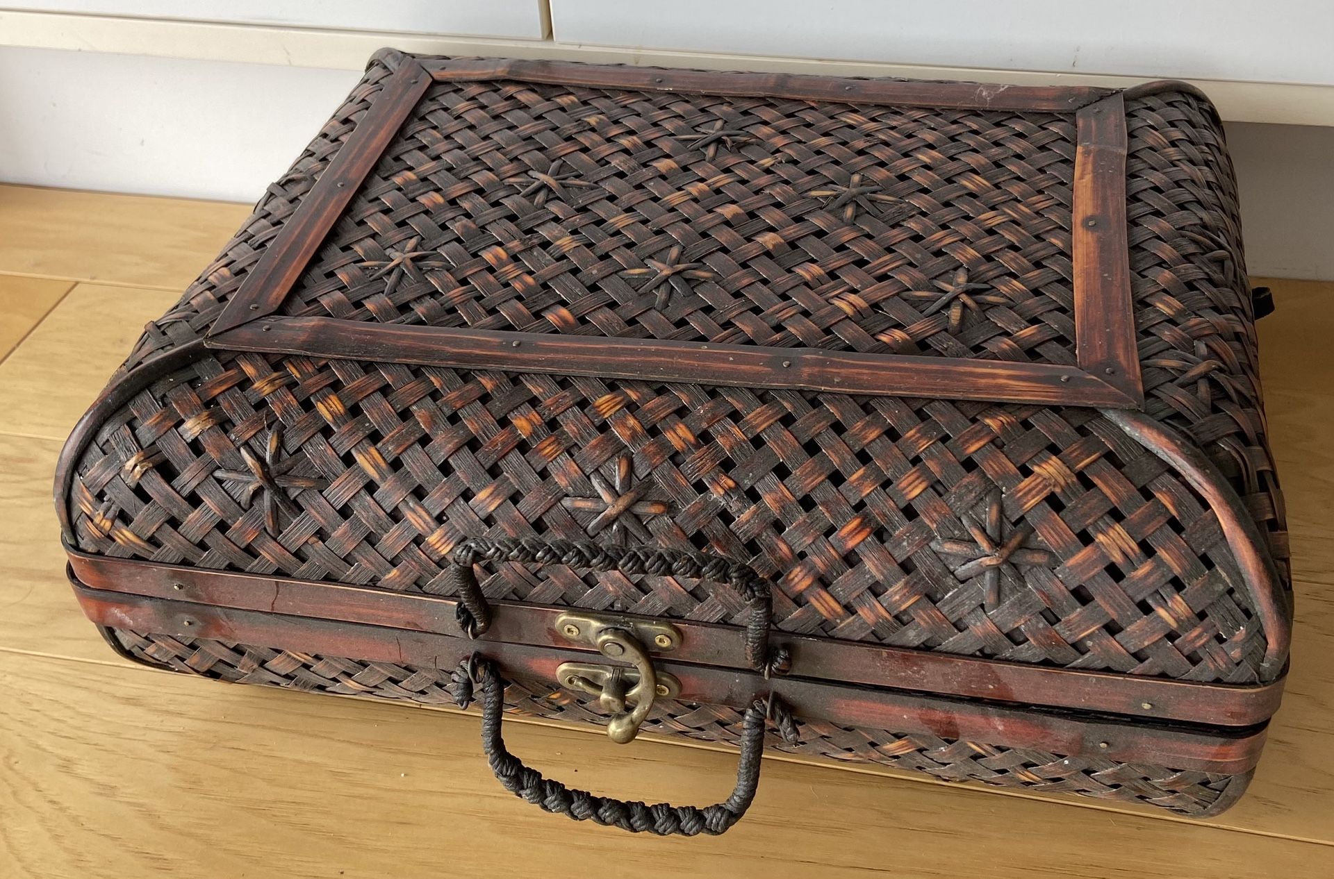 Woven Style Basket Weave Carrying Case w/Latch and Handle.