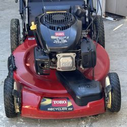 TORO Lawnmower Self Propelled. Gas Powered Lawn Mower.