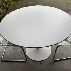 Round Pedestal Table & 4 Chairs