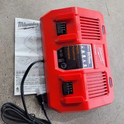 Milwaukee M18 Dual Bay rapid charger...NEW_NUEVO $100 PRECIO FIJO_FIRM PRICE