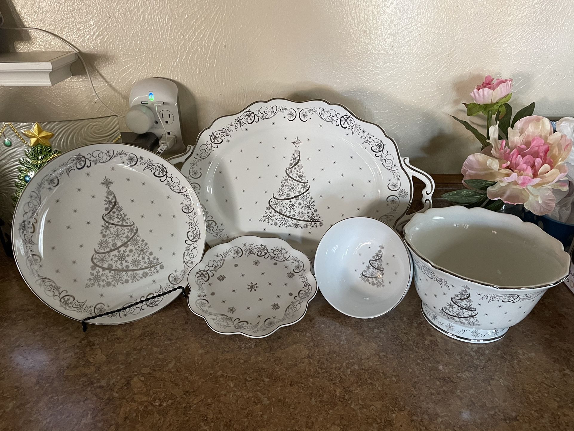 Christmas Dinnerware (temptations) 23 Pieces Total