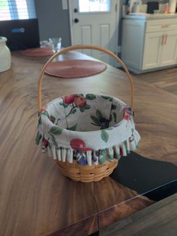 Longaberger round basket with fruit liner and lid and handle