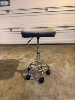 ADJUSTABLE  CHAIR  WITH  FIVE  WHEELS
