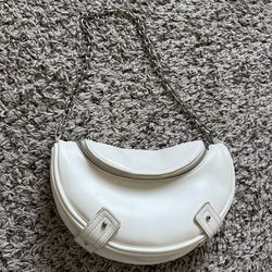 Womans white shoulder bag