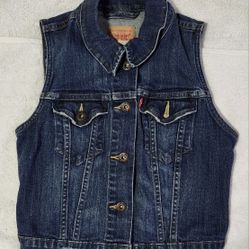 Levis Girls Denim Vest size XS - Pre-owned and in beautiful condition