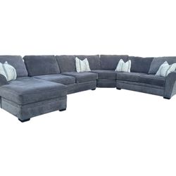 FREE DELIVERY!! Beautiful Oversized Sectional 
