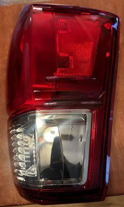16-17 Toyota Tacoma TRD Sport RH Tail Light