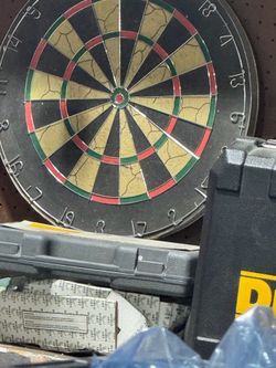 Dart board + wooden wall case