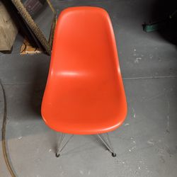 Eames Molded Plastic Side Chair 