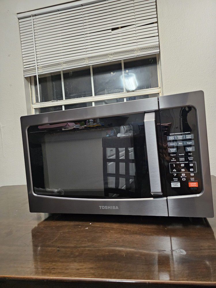 2 Microwave Ovens 