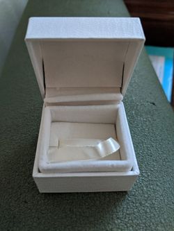 Ring jewelry box, small white