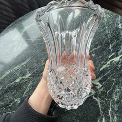 Crystal Vase, Mikasa #1 - Ruffled Design Opening And Diamond-cut Pattern Design