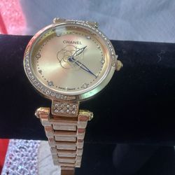 Gold plated with four layers of 14k gold, suitable for daily use, can get wet, very good, does not harm the skin