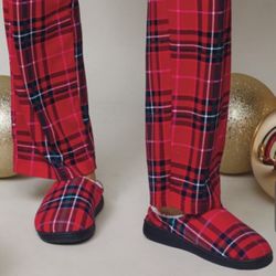 Avon Studio 1886 Red Plaid Slippers – Size M (7–8) – NWT
