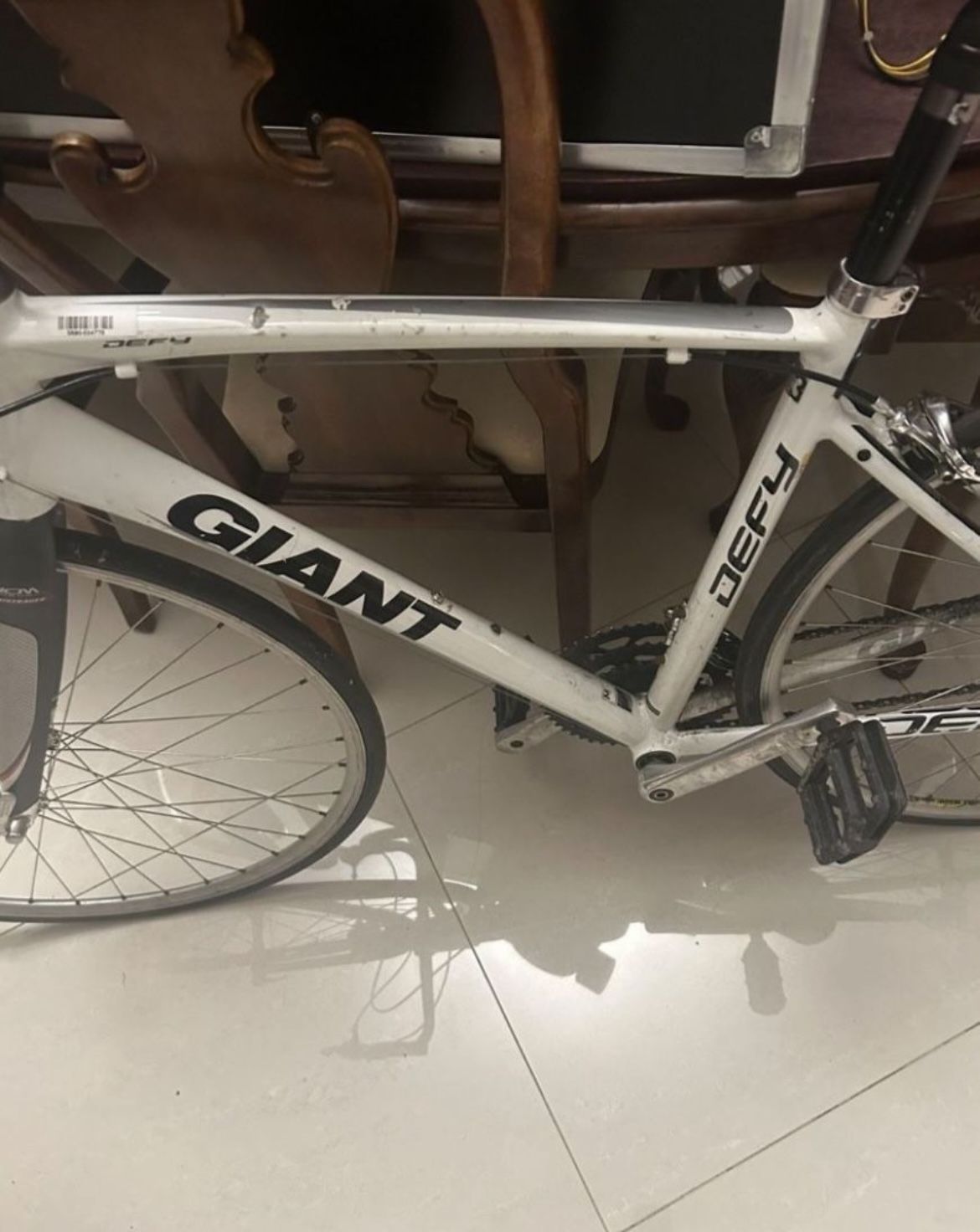 Giant Defy Advanced 2 Size L Road Bike white, Silver And Black 700X23 needs some TLC