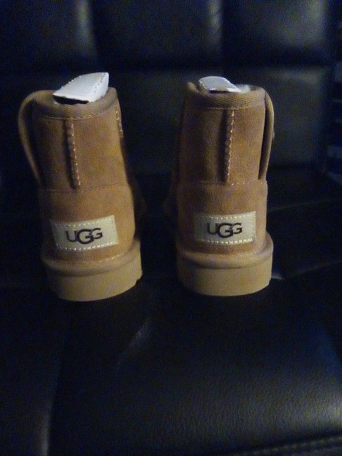 BRAND NEW UGGS FOR TODDLER - size 8