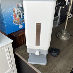  ⸻  Large 8kg Rice / Dry Food Dispenser – Like New – $25 FIRM