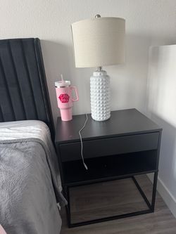 Black bedside tables & white lamps
