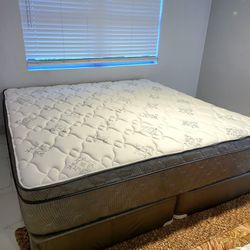 NEW KING PILLOW TOP MATTRESS and BOX SPRING. Bed frame not included 👍