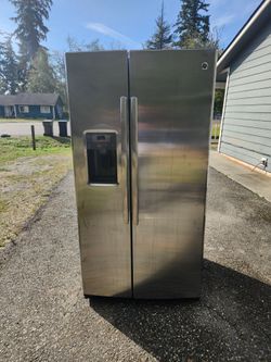 Refrigerator  with water and ice machine