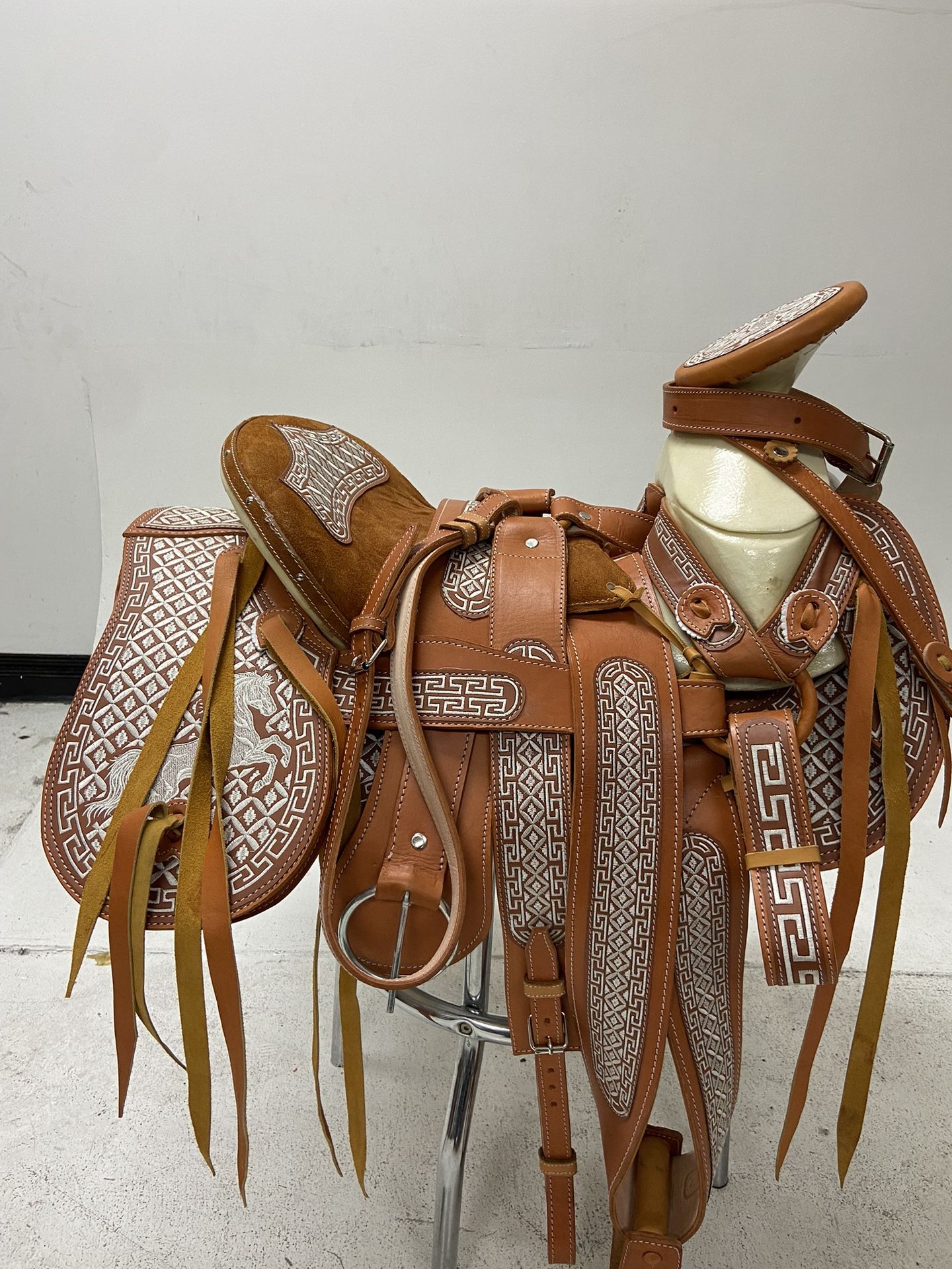 Nueva Montura Charra Bordada Con Cantinas Desmontables