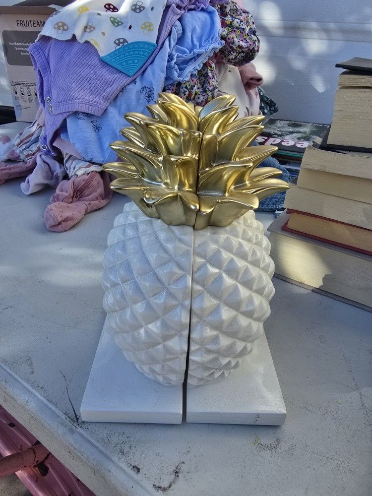 Pineapple Bookstand