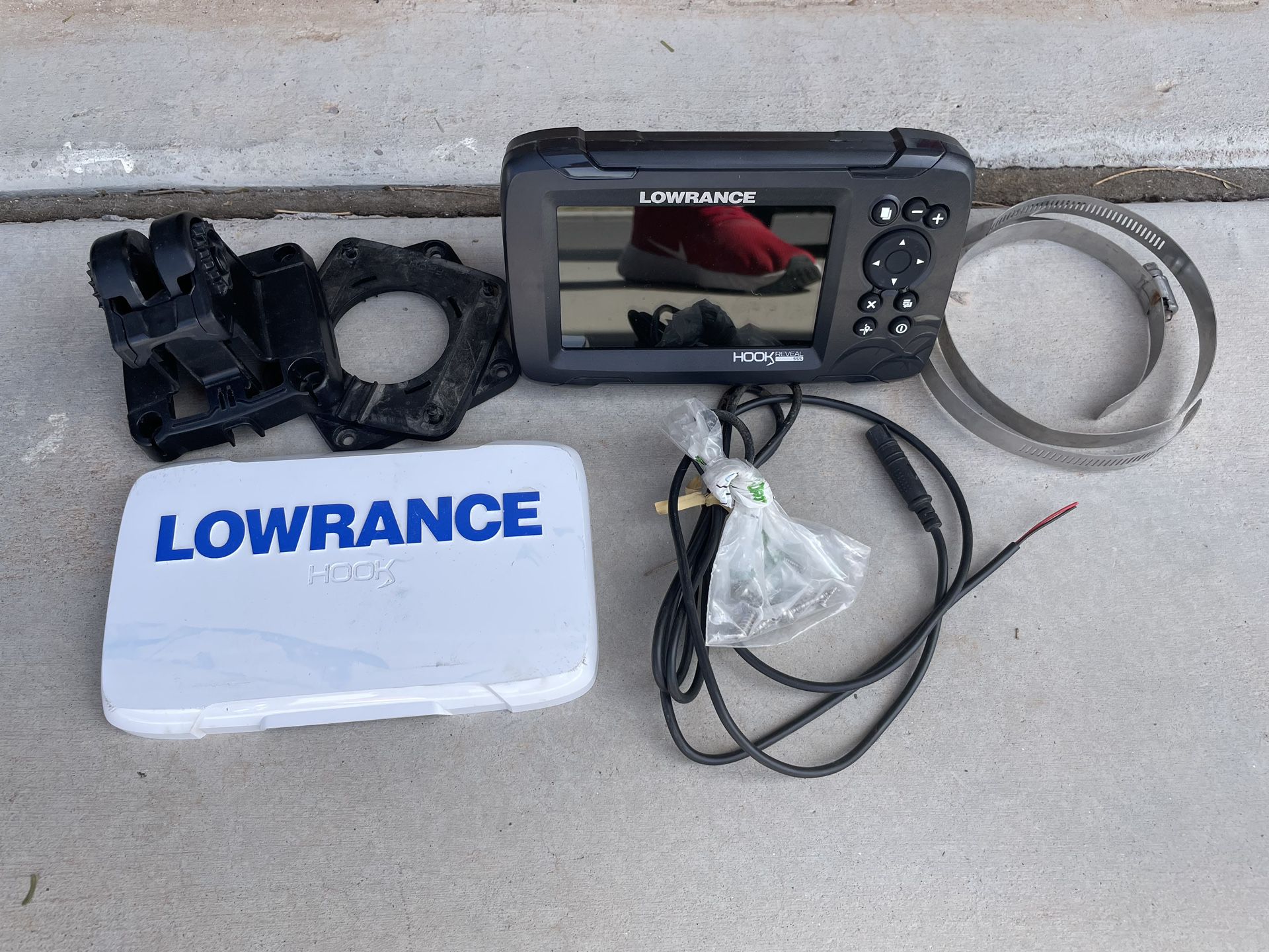 Lowrance HOOK Reveal 5 SS Fish Finder with Mount Cover and Power Cord No  Transducer for Sale in Queen Creek, AZ - OfferUp