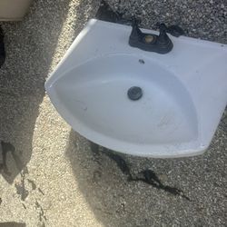 24 In Sink Wt Facet use Have Smal Cut $25 Pickup Only. We Loca Te In Hesperia 