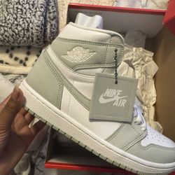Seafoam Jordan 1 Size 8.5w
