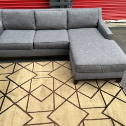 Sectional Reversible Couch!! Delivery Available 🚚!! Dimensions: 90” Length x 30” Height x 38.5” Depth ( 66” Depth Chaise)