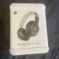 Beats Studio Pro (Black and Gold)