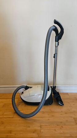 Miele S8590 Complete C3 Alize Canister Vacuum Cleaner