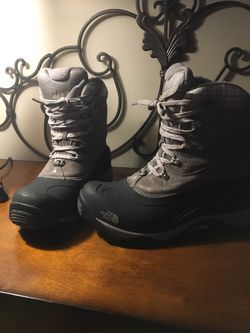 The North Face woman’s snow boots/ size 8/ new
