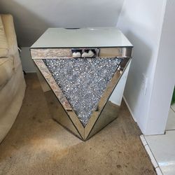 2 mirrored end tables