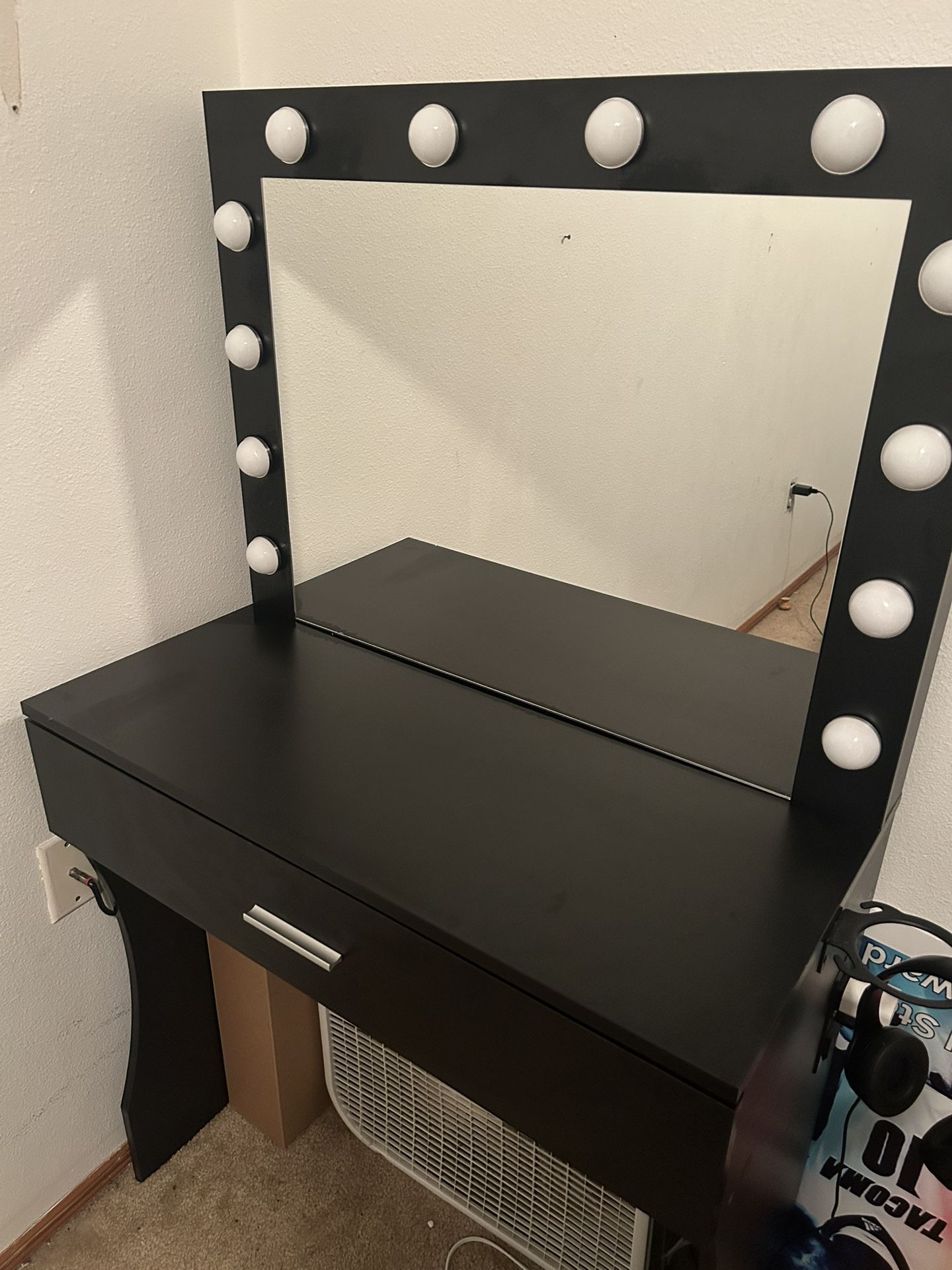 Working Lights, opens And Close, outlet, Two Drawers, mirror,