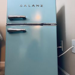 Spotless Galanz Waist Level Refrigerator With Freezer 