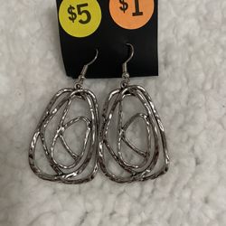 Brand New Gorgeous Light Weight Silver Earrings 